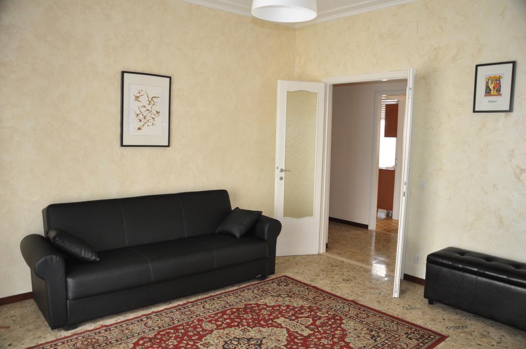 Apartment Montebello Парма Экстерьер фото